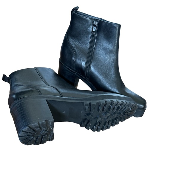 Andre’ Assous black leather ankle boots 
Size 9 - Picture 6 of 10
